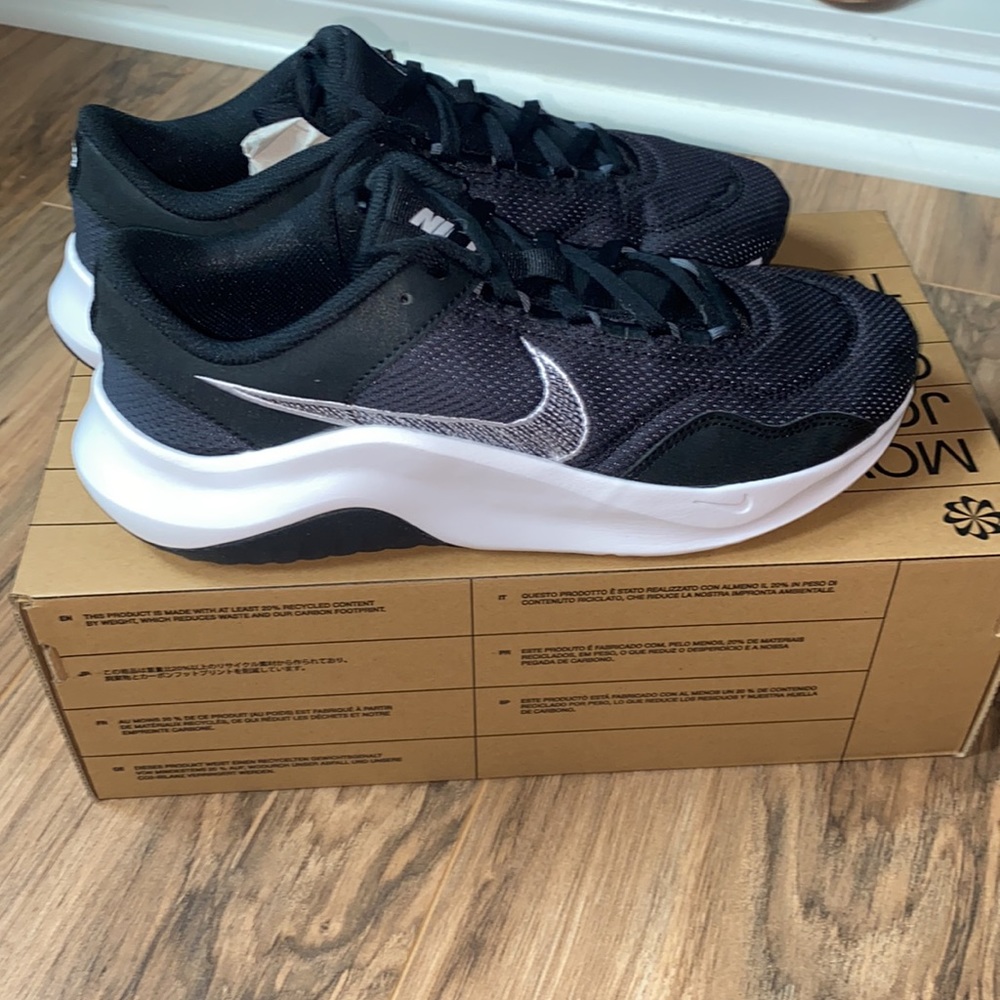 NIKE Legend Essential Sneaker W Sz 9.5